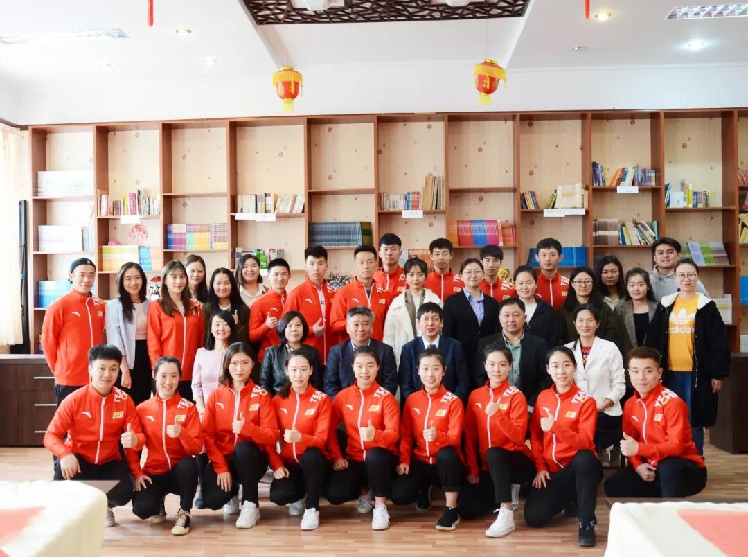 D:\新闻简讯\学院简讯\365英国上市公司武术表演团与朱巴诺夫国立大学孔子学院举行座谈\微信图片_20190420194245.jpg