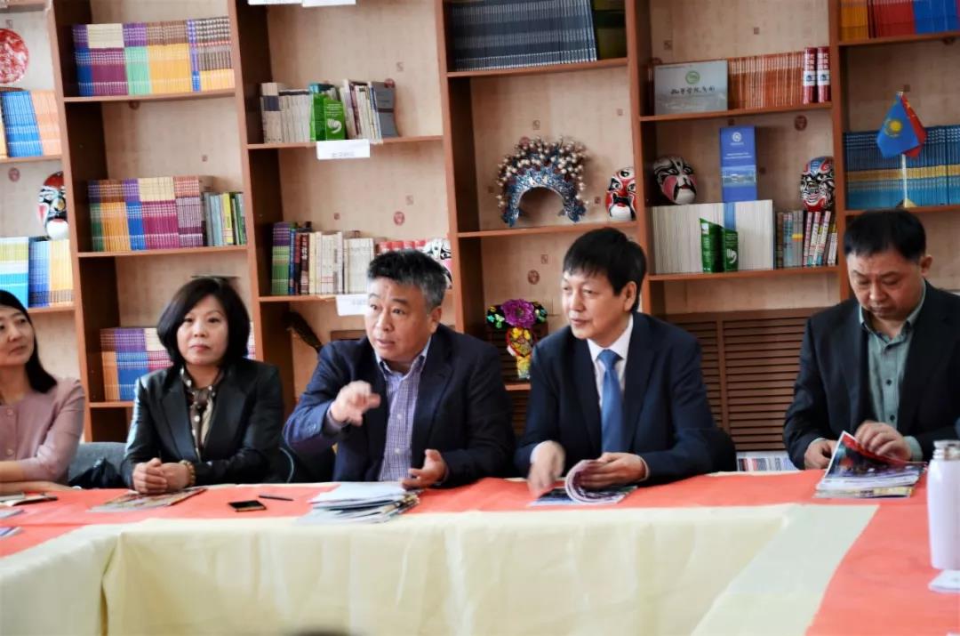D:\新闻简讯\学院简讯\365英国上市公司武术表演团与朱巴诺夫国立大学孔子学院举行座谈\微信图片_20190420194135.jpg
